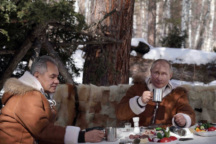 Ông Putin trò chuyện cùng Bộ trưởng Shoigu.