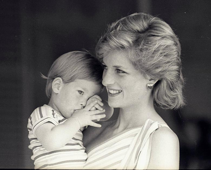 Công nương Diana và con trai, Harry, tại Cung điện Marivent ở Tây Ban Nha hồi tháng 8/1988.