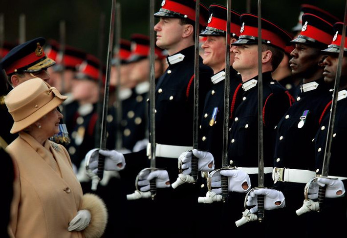 Nữ hoàng Elizabeth II mỉm cười với cháu nội, Hoàng tử Harry, trong lễ diễu hành tại Học viện Quân sự Hoàng gia ở Sandhurst, ngày 12/4/2006.