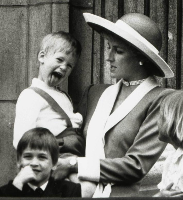 Công nương Diana bế con trai, Harry, khi đứng trên ban công của Cung điện Buckingham ở London (Anh) vào ngày 11/6/1988.