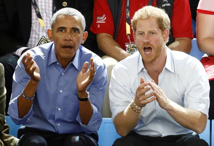 Hoàng tử Harry ngồi cạnh cựu Tổng thống Mỹ Barack Obama khi theo dõi một trận bóng rổ trong giải Invictus Games ở Toronto, Canada, ngày 29/9/2017.