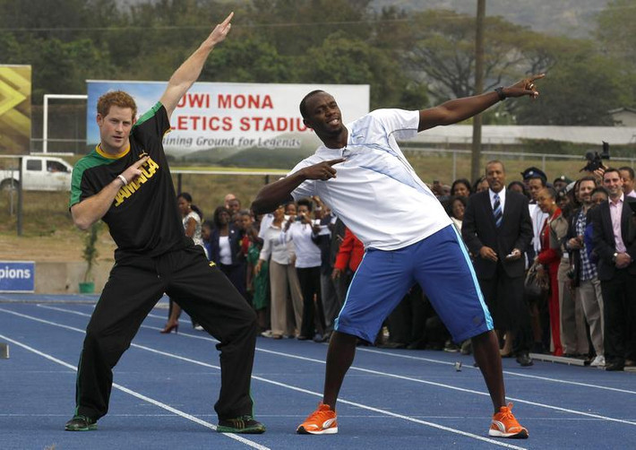 Harry (trái) và vận động viên dành huy chương vàng Olympic Usain Bolt "tạo dáng" trên đường đua Usain Bolt trong khuôn viên trường Đại học West Indies tại Kingston, Jamaica, ngày 6/3/2012.
