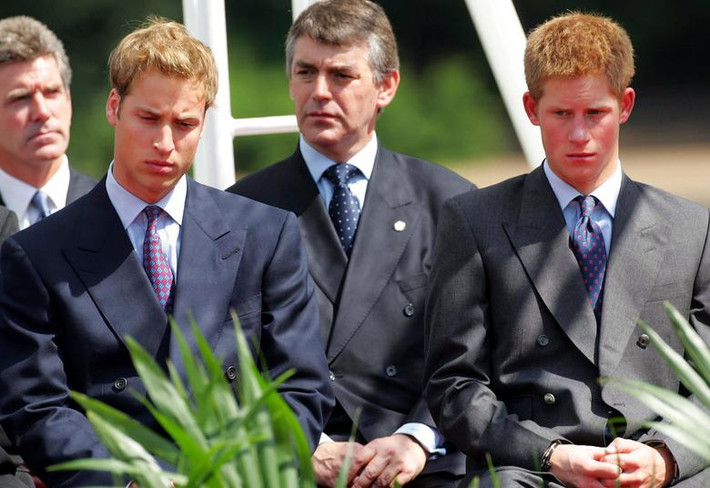 William và Harry tham dự lễ khánh thành đài phun nước tưởng niệm dành cho người mẹ quá cố của họ, Công nương Diana, tại Công viên Hyde ở London, ngày 6/7/2004.