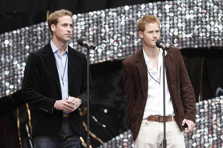 William và Harry (phải) phát biểu trên sân khấu trong buổi hòa nhạc được tổ chức để tưởng nhớ cố Công nương Diana, tại sân vận động Wembley ở London ngày 1/7/2007.