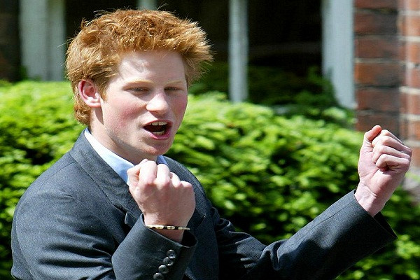 Harry thực hiện động tác ăn mừng vào ngày cuối cùng tại trường Eton ở Berkshire, Anh, ngày 12/6/2003.