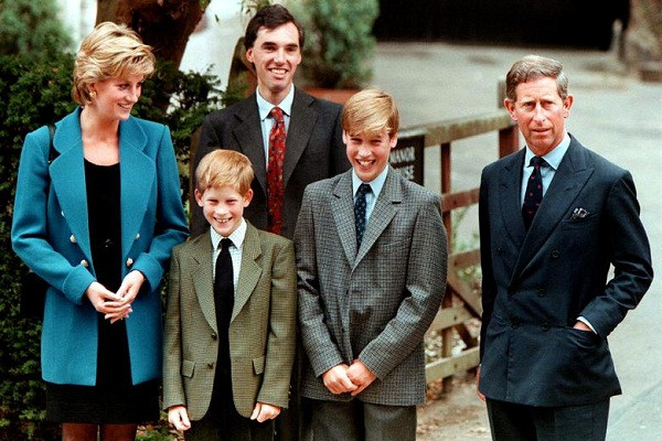 Hoàng tử Harry cười tươi khi đi cùng cha mẹ, Thái tử Charles (ngoài cùng bên phải) và Công nương Diana, đưa Hoàng tử William tới trường Eton ngày 6/9/1995.