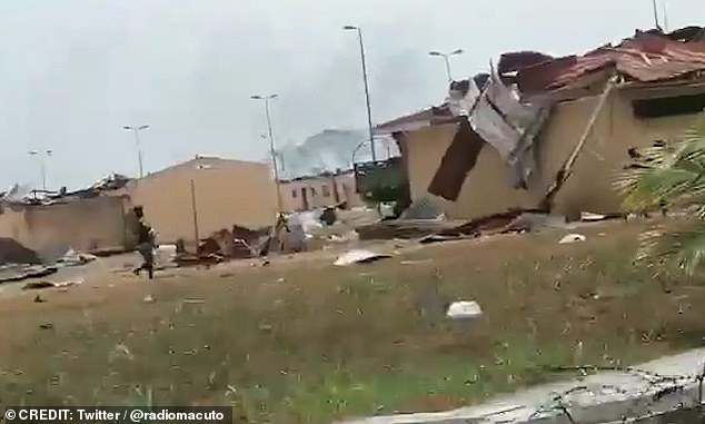 Reuters đưa tin, tại khu vực xảy ra vụ nổ, những mái tôn bị xé toạc, hầu hết các ngôi nhà chỉ còn lại một, hai bức tường. Ảnh: Twitter.