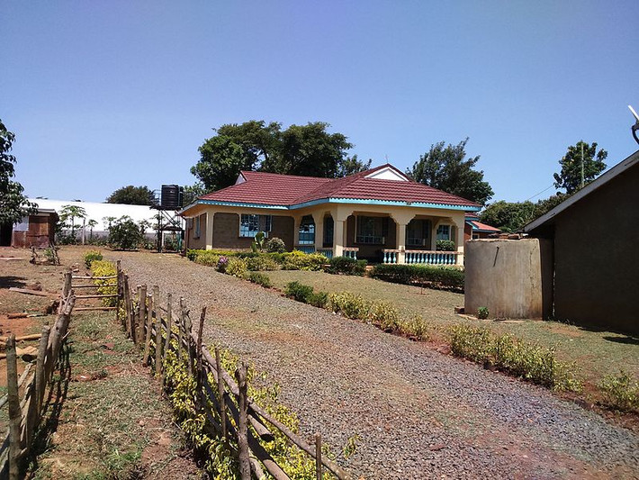 Bà Sarah Onyango Obama sống ở làng Kogelo Nyang'oma, cách thành phố Kisumu khoảng 48 km về phía tây. Ảnh chụp ngôi nhà của bà Sarah ở làng Nyang'oma, Kenya. Ảnh: Wikipedia.
