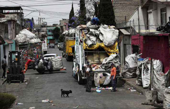 Một vài người nhặt rác ở Mexico City, Mexico, ngày 29/3/2021. Ảnh: AP.