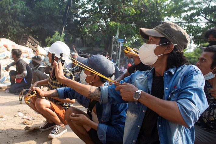 Bất chấp bạo lực, người biểu tình vẫn xuất hiện trên khắp các thành phố ở Myanmar. Ảnh: Reuters.