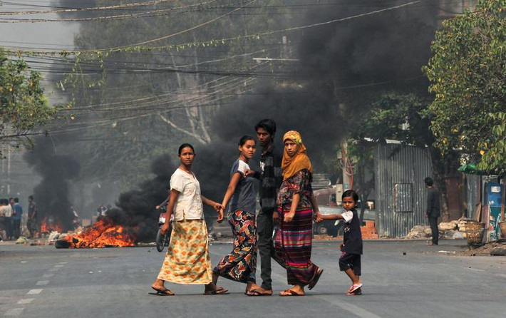Khói lửa mù mịt trên đường phố ở Mandalay, Myanmar. Ảnh: Reuters.