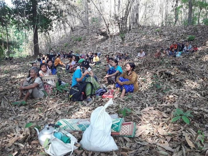 Một số người dân đến từ bang Karen đi lánh nạn hôm 28/3. Ảnh: Reuters.