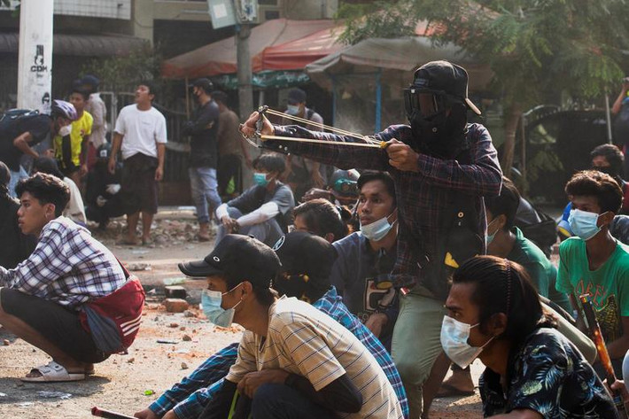 14 người đã chết trong cuộc biểu tình ở Myanmar hôm 29/3, trong đó có ít nhất 8 người thiệt mạng tại thành phố Yangon. Số người được xác định thiệt mạng vào “ngày đẫm máu nhất” hôm 27/3 là 141 người. Ảnh: Reuters.