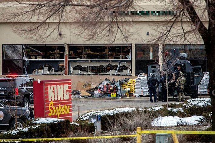 Như tin tức đã đưa, vụ xả súng kinh hoàng xảy ra tại siêu thị King Soopers ở thành phố Boulder, bang Colorado (Mỹ), vào khoảng 15 giờ chiều 22/3 (giờ địa phương). Ảnh: Getty.