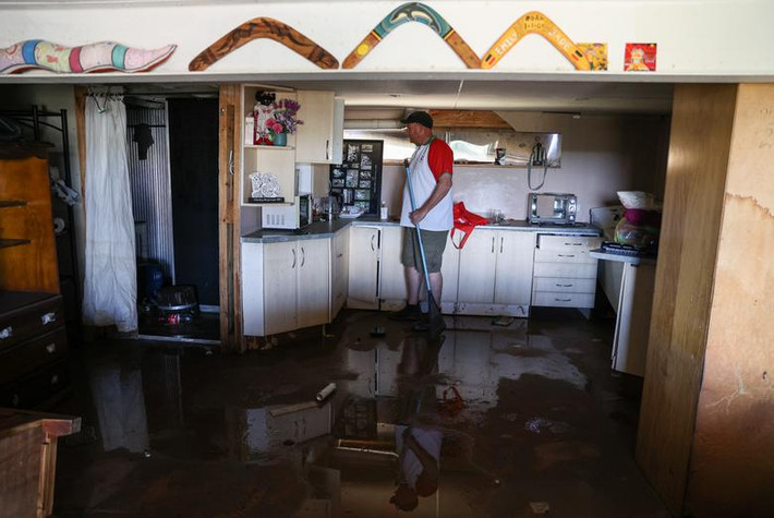 David Young dọn nhà ở ngoại ô Windsor, Sydney, ngày 26/3 sau khi trận lũ đi qua. Ảnh: Reuters.