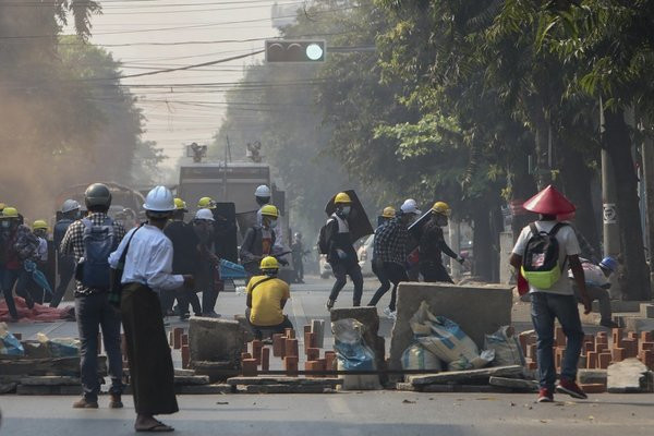 Được biết, ngày 2/3, Ngoại trưởng 10 nước thành viên ASEAN (Hiệp hội Các quốc gia Đông Nam Á) đã ra tuyên bố chung kêu gọi ngừng bạo lực và khởi động đối thoại về một giải pháp hoà bình ở Myanmar. Ảnh: Cuộc biểu tình ở Myanmar. Ảnh: AP.