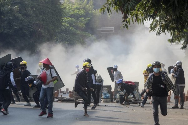 Đụng độ giữa lực lượng Quân đội Myanmar và người biểu tình phản đối chính quyền quân sự đã xảy ra và khiến nhiều người thương vong. Gần đây nhất, ngày 3/3, ít nhất 18 người biểu tình ở Myanmar thiệt mạng khi đụng độ với lực lượng an ninh nước này, theo Reuters. Ảnh: AP.