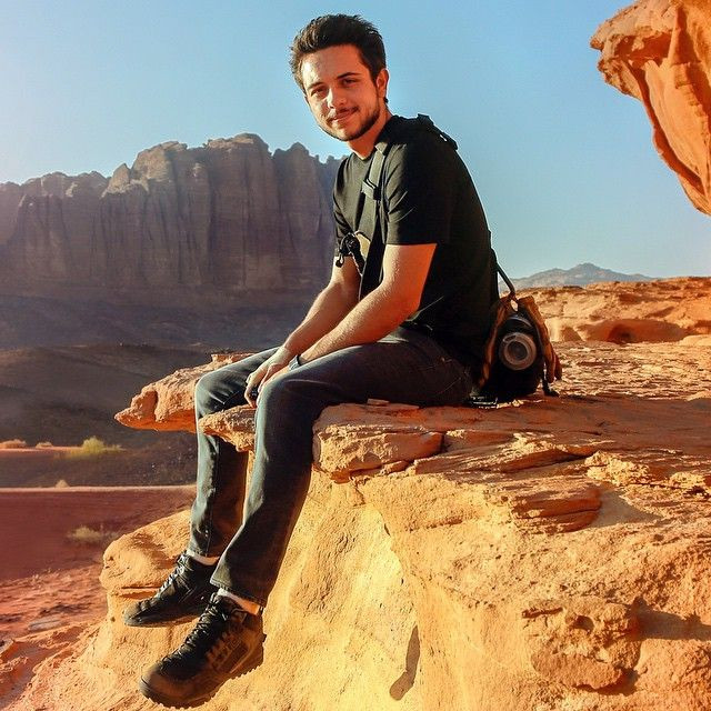 Thái tử Hussein khá cởi mở về cuộc sống cá nhân trên trang cá nhân. Vị Thái tử 26 tuổi của Jordan đam mê các môn thể thao mạo hiểm, thích âm nhạc, chơi guitar, đọc sách, chạy xe mô tô,...Ảnh: Pinterest.