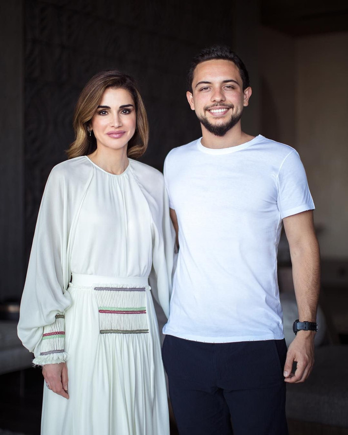 Thái tử Jordan Hussein sinh ngày 28/6/1994 tại Amman, là con trai cả của Quốc vương Abdullah II và Hoàng hậu Rania. Ảnh: Thái tử Hussein và mẹ, Hoàng hậu Rania. Ảnh: Pinterest.