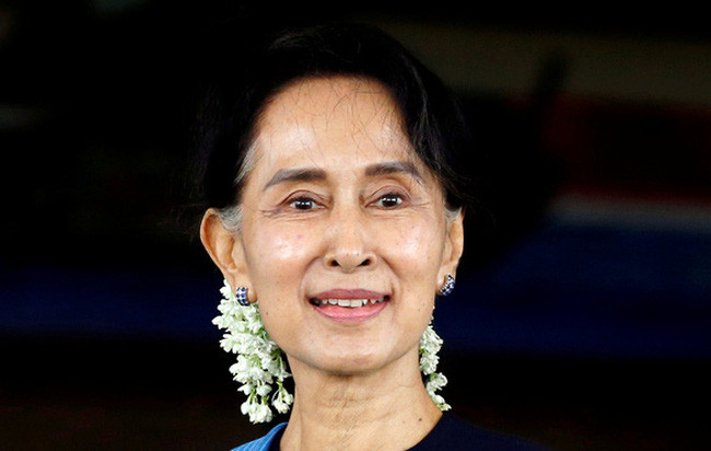 "Cáo buộc này đúng là trò đùa nực cười. Bà ấy có thể có nhược điểm khác, nhưng không có nhược điểm về nguyên tắc đạo đức", Khin Maung Zaw, luật sư của bà Aung San Suu Kyi, nói khi đề cập đến cáo buộc cho rằng bà San Suu Kyi nhận hối lộ tiền mặt và vàng. Ảnh: Reuters.