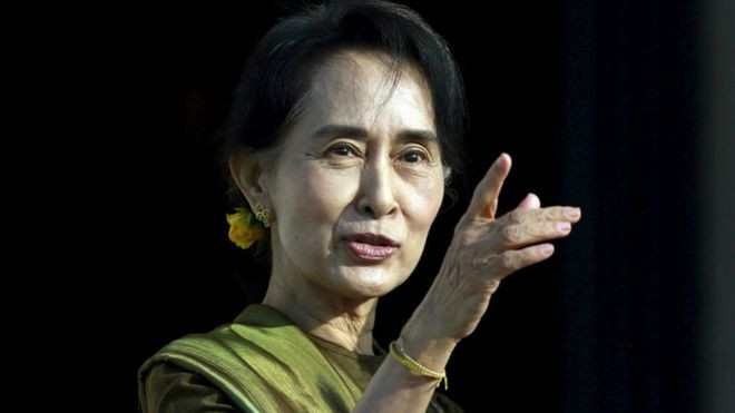 Cụ thể, ngày 3/2, cảnh sát Myanmar thông báo tiến hành khởi tố Cố vấn nhà nước Aung San Suu Kyi với các cáo buộc vi phạm luật kiểm soát, nhập khẩu. Theo phía cảnh sát, họ đã thu giữ được các loại bộ đàm nhập khẩu bất hợp pháp và không được phép sử dụng trong cuộc khám xét nhà riêng của bà tại thủ đô Naypyitaw. Ảnh: Reuters.