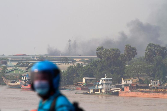 Cụ thể, vào ngày 14/3, thiết quân luật đã được ban bố tại thị trấn Hlaing Tharyar và Shwe Pyi Thar sau khi xảy ra vụ việc một số nhà máy ở các địa phương này bị đốt phá. Ảnh: Reuters.