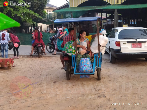 Sáng 16/3, hãng truyền thông địa phương Irrawaddy công bố một số bức ảnh ghi lại cảnh người dân đang cố rời khỏi các thị trấn bị áp lệnh thiết quân luật tại thành phố Yangon của Myanmar. Ảnh: Irrawaddy.