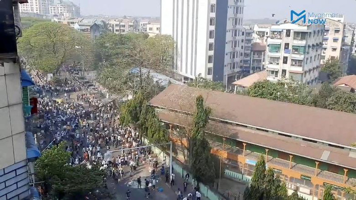 Được biết, người biểu tình tại Myanmar tiếp tục xuống đường tuần hành trong ngày 1/3 bất chấp chiến dịch trấn áp của lực lượng quân đội.