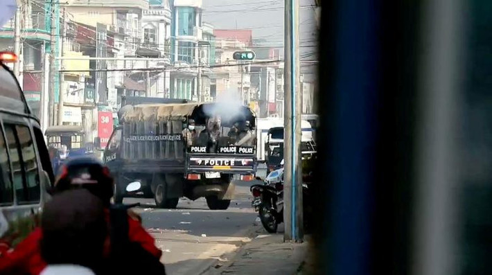 Vào ngày 28/2, các cuộc đụng độ đã xảy ra tại nhiều khu vực ở Myanmar khi người dân tiếp tục biểu tình phản đối chính quyền quân sự.