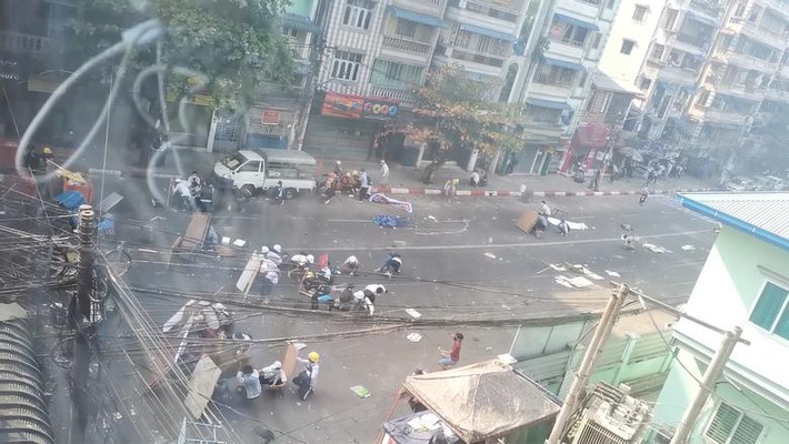 Tổng thư ký Liên Hợp Quốc Antonio Guterres đã lên án việc dùng bạo lực trấn áp biểu tình ở Myanmar cuối tuần qua, trong khi Indonesia kêu gọi kiềm chế.