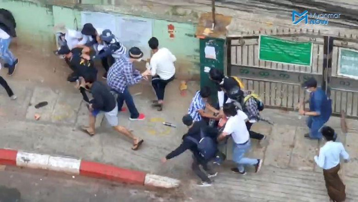 Một người đàn ông bị thương do trúng đạn được khiêng đi tại Yangon, Myanmar, ngày 28/2.