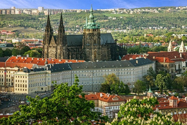 Lâu đài Praha ở Cộng hòa Séc là một trong những lâu đài, cung điện hoàng gia lớn nhất thế giới. Lâu đài này có diện tích khoảng 70.000 mét vuông. (Nguồn ảnh: Insider)