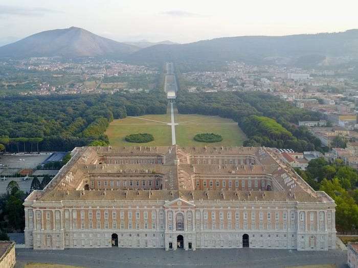 Cung điện hoàng gia Caserta ở miền nam Italy là cung điện lớn nhất thế giới về thể tích và đã được UNESCO công nhận là Di sản thế giới. Công trình này được xây dựng vào năm 1845.