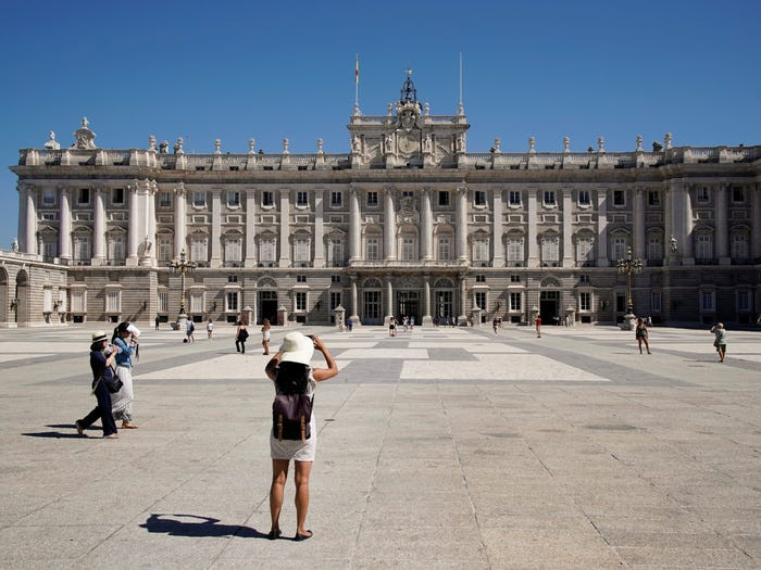 Cung điện hoàng gia Madrid ở Tây Ban Nha có diện tích 134.709 mét vuông. Cung điện này bao gồm 3.000 phòng, 70 cửa sổ, 240 ban công, 44 cầu thang.