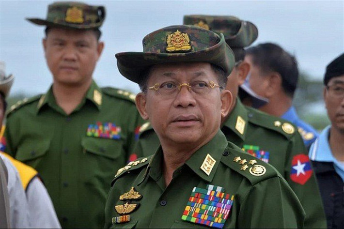 Cụ thể, ngày 11/2, Bộ Tài chính Mỹ thông báo ban hành lệnh trừng phạt đối với 10 tướng lĩnh quân đội Myanmar tham gia vụ bắt giữ các quan chức chính quyền dân sự trong cuộc chính biến hồi đầu tháng. Trong số 10 tướng lĩnh Myanmar bị Mỹ trừng phạt khi đó có hai nhân vật đáng chú ý là Tổng Tư lệnh Min Aung Hlaing (ảnh) và Bộ trưởng Quốc phòng Myanmar Mya Tun Oo. Ảnh: Reuters.
