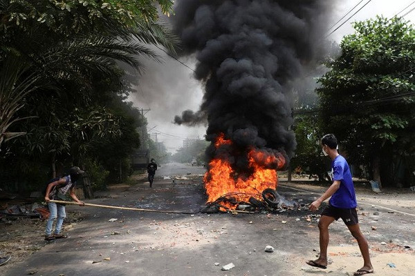 Ngày 25/3 vừa qua, Mỹ áp lệnh trừng phạt hai tập đoàn do quân đội Myanmar kiểm soát nhằm phản đối việc quân đội nước này lên nắm quyền và trấn áp biểu tình. Ảnh: Cuộc biểu tình ở Yangon, Myanmar, ngày 30/3.