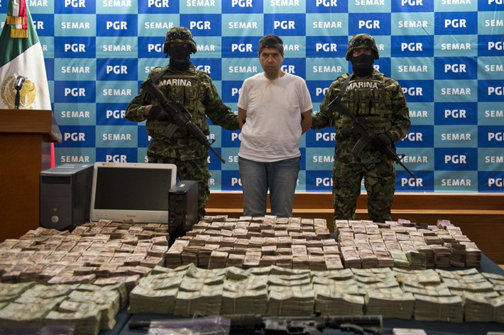 Eric Jovan Lozano Diaz, một thành viên của đế chế ma túy Los Zetas, bị giới chức Mexico bắt giữ cùng số tiền lớn tại Mexico City ngày 15/6/2012.