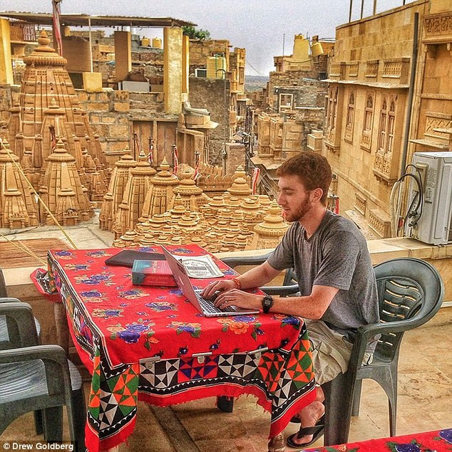 Drew viết blog trong khi ở Jaisalmer, Ấn Độ.