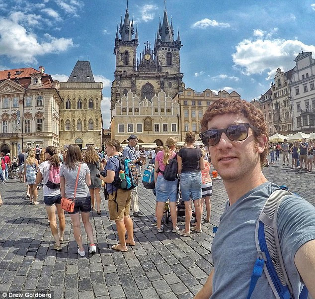 Drew chụp ảnh “tự sướng” tại Prague (Séc).