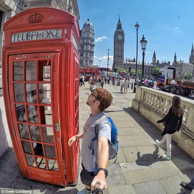Blogger trẻ tuổi đứng cạnh bốt điện thoại đỏ đặc trưng ở thủ đô London (Anh), một trong những địa điểm Drew cảm thấy tuyệt vời nhất trong chuyến hành trình.