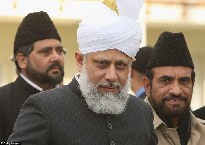 Lãnh tụ tinh thần của cộng đồng Hồi giáo Ahmadiyya, Hazrat Mirza Masroor Ahmad, trong bức ảnh tại một sự kiện ở thủ đô Berlin, Đức, năm 2008.