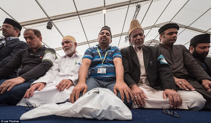 Lãnh tụ tối cao của Cộng đồng Hồi giáo Ahmadiyya, Hazrat Mirza Masroor Ahmad, phát biểu tại buổi lễ: “Điều duy nhất mà các phần tử khủng bố đạt được là sự vi phạm hoàn toàn lời dạy của kinh Koran và nhà tiên tri Muhammad”. Ảnh: Các tín đồ Hồi giáo cầu nguyện.