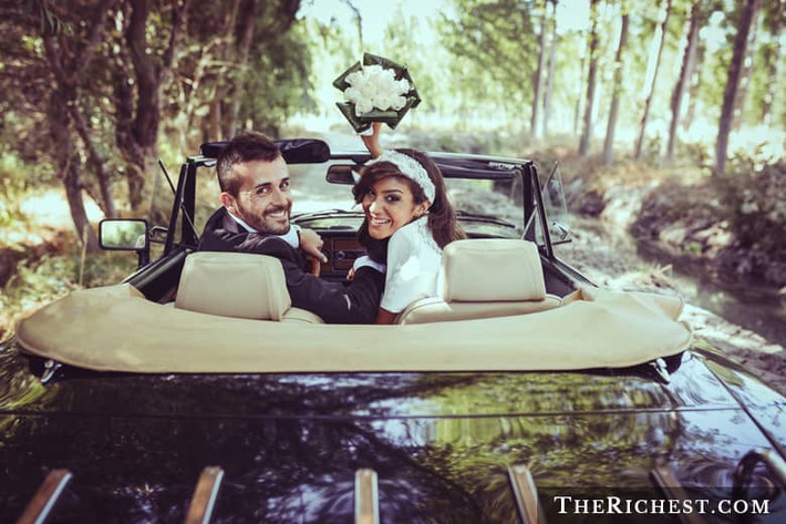 Theo truyền thống cưới hỏi trước kia, khi một cô gái đi lấy chồng, người cha sẽ trao đôi giày của con gái ông cho con rể. Điều này có nghĩa là, người con rể sẽ có quyền sở hữu hoàn toàn đối với vợ anh ta. Ngày nay, các cặp đôi sử dụng hộp thiếc thay thế cho đôi giày trong nghi thức truyền thống này.