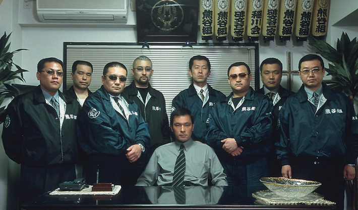 Băng đảng Yakuza từng nhiều lần góp sức cho đất nước Nhật Bản. Họ từng giúp đỡ các nạn nhân bị ảnh hưởng trong trận động đất Kobe hay thảm họa kép động đất, sóng thần hồi năm 2011.
