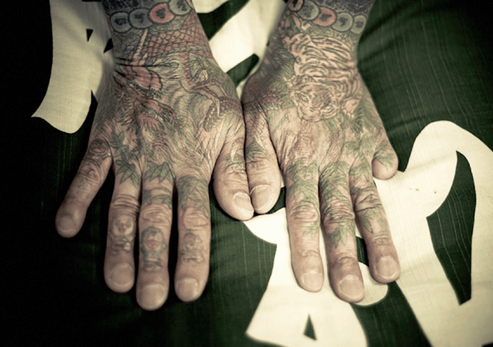 Thành viên Yakuza sẽ phải tự chặt đứt một ngón tay mình nếu phạm lỗi. Do vậy, bàn tay của nhiều thành viên băng đảng này thường thiếu ngón.