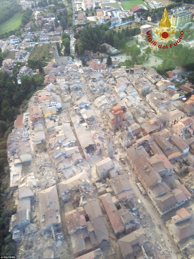 Khu vực trung tâm lịch sử của thị trấn Amatrice bị phá hủy hoàn toàn.