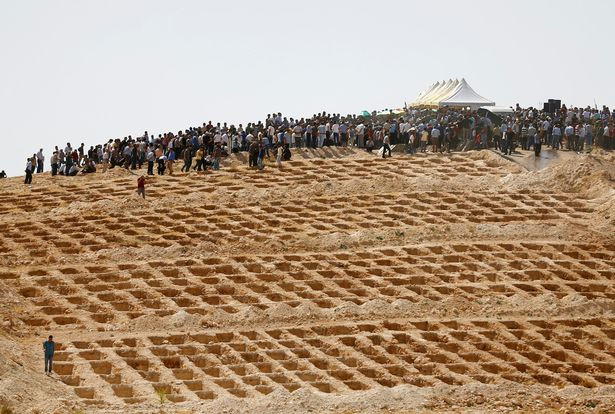 Rất đông người thân, gia đình và bạn bè của các nạn nhân tham dự lễ tang. Ảnh: Reuters.