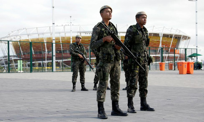 Lực lượng quân đội Brazil tuần tra bên ngoài công viên Rio Olympic Park tại Rio de Janeiro hôm 17/7.