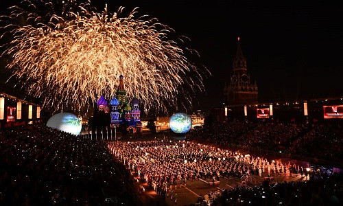 Màn pháo hoa tại lễ khai mạc Liên hoan Quân nhạc Quốc tế "Tháp Spasskaya - 2016" ở Moscow.