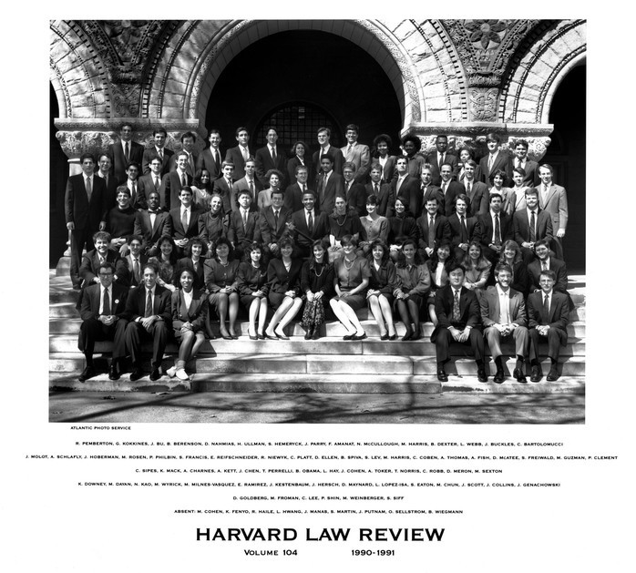 Bức ảnh chụp năm 1991 khi Obama làm Chủ tịch tạp chí Harvard Law Review trong trường Đại học Harvard.